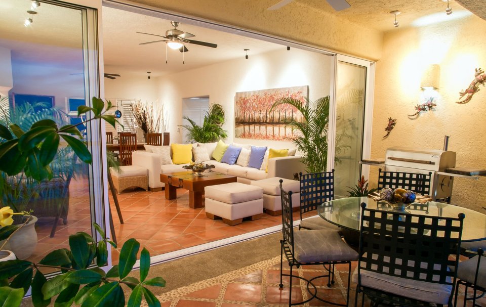 Living room & balcony